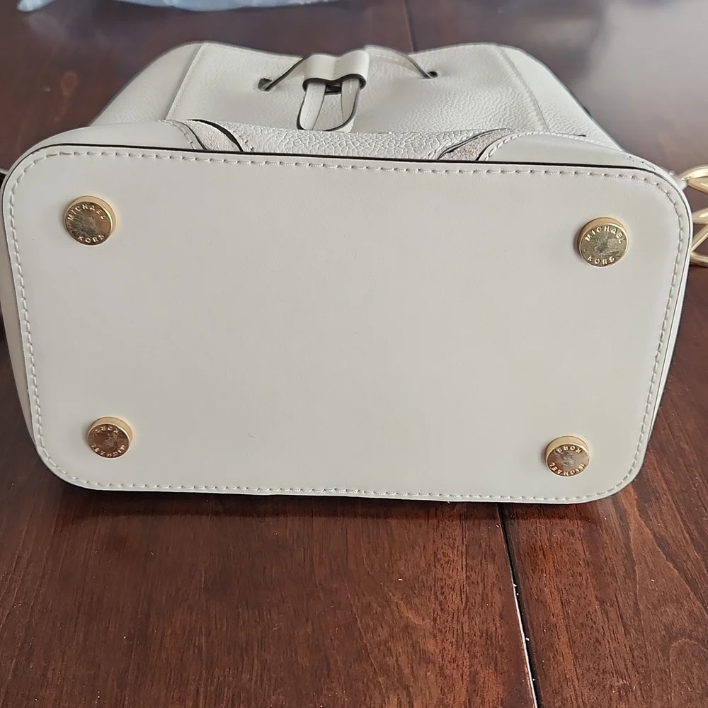 Micheal Kors Bucket Purse - Picture 4 of 7